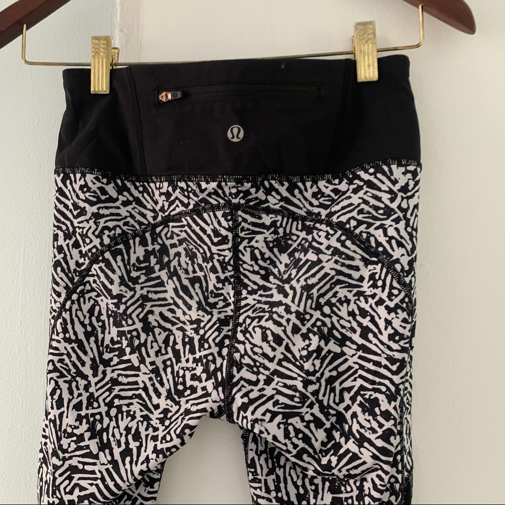 LULULEMON black & white capris workout leggings 4 - Picture 9 of 11